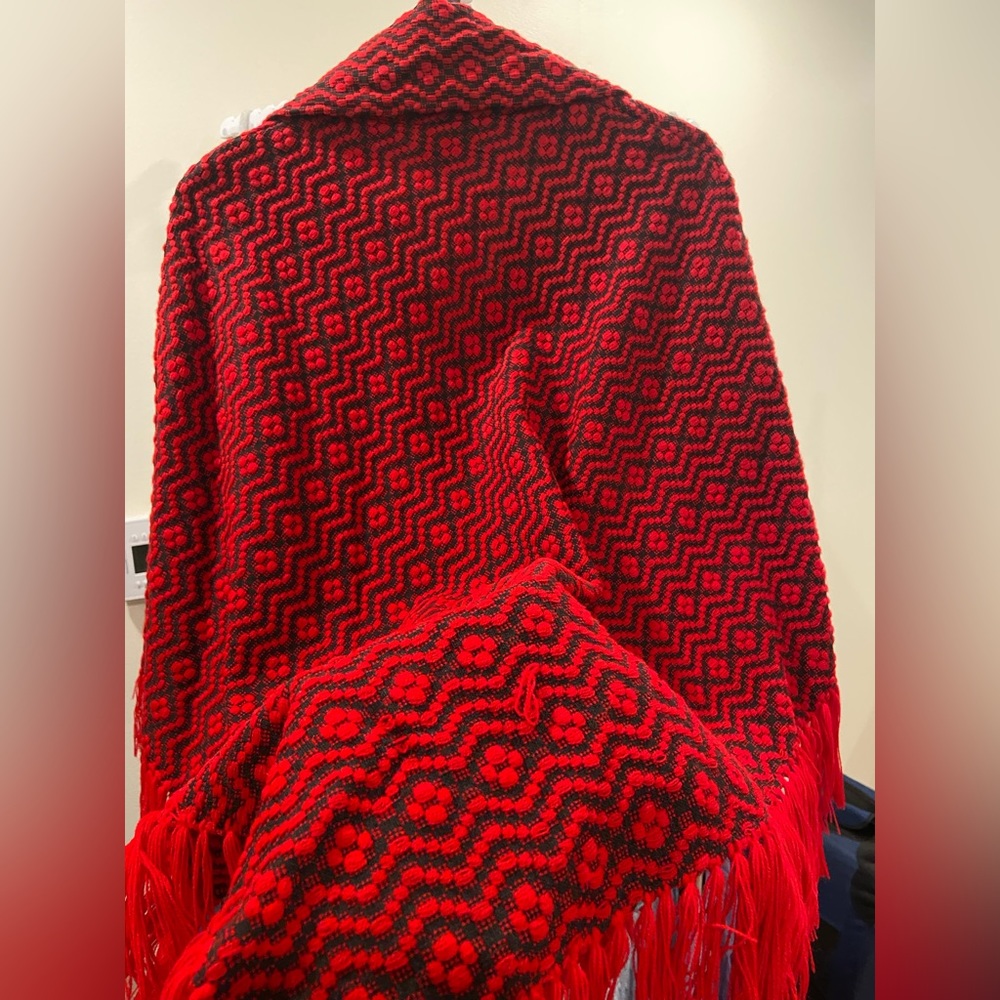 Shawl with attached scarf - Picture 9 of 9